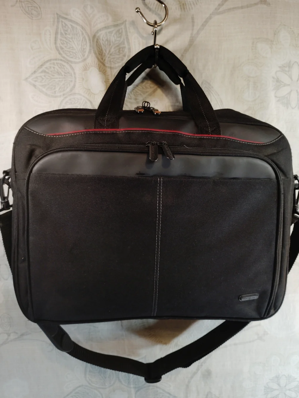 Targus Black Laptop/Messenger/ Briefcase with Red Trim